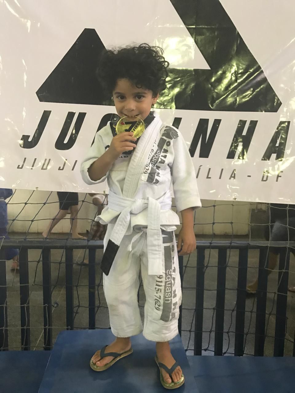 Criança da Rubão Team comemorando com a medalha